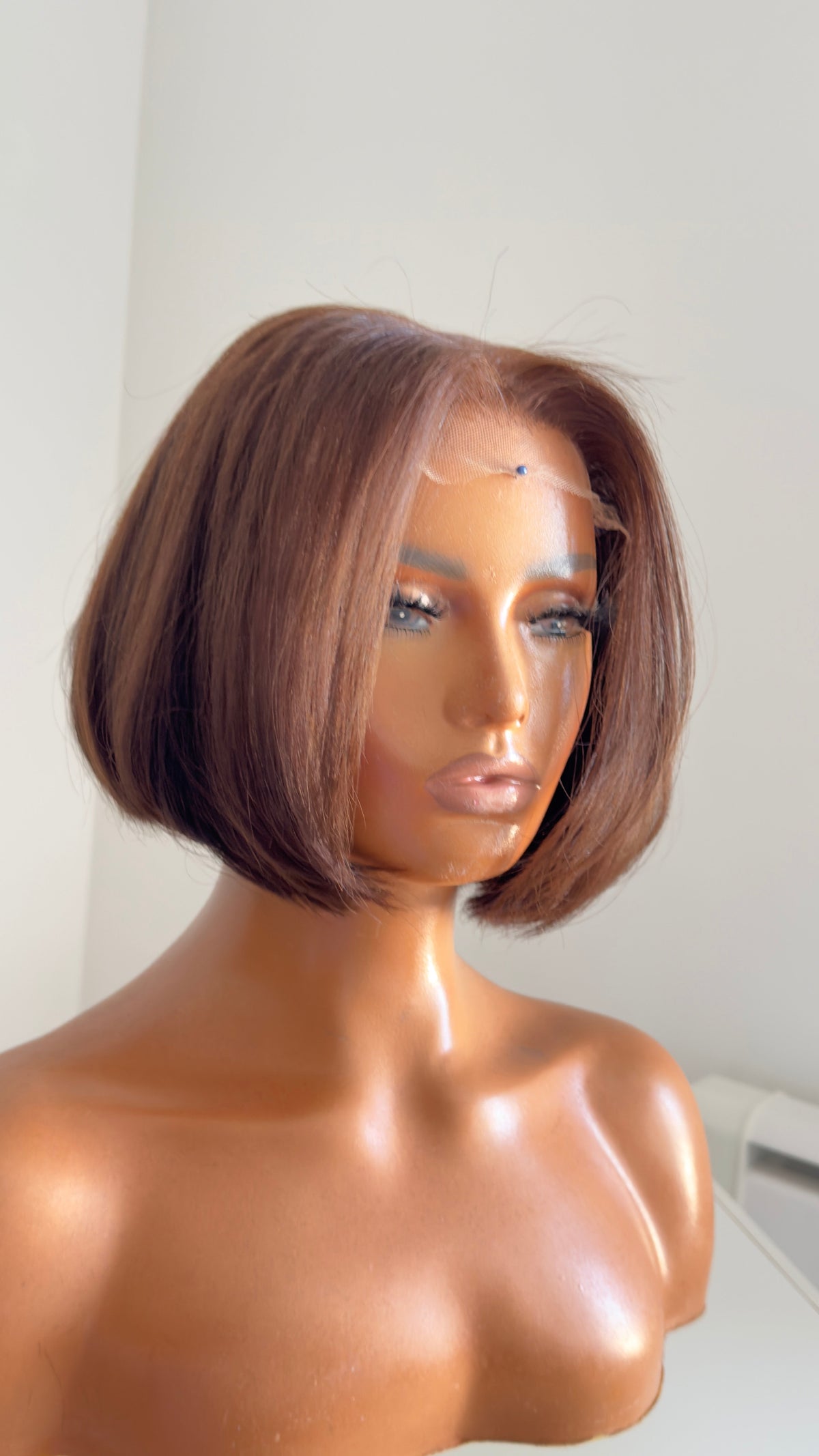 Perruque bob 90s marron, mouvement naturel – Krône Beauty