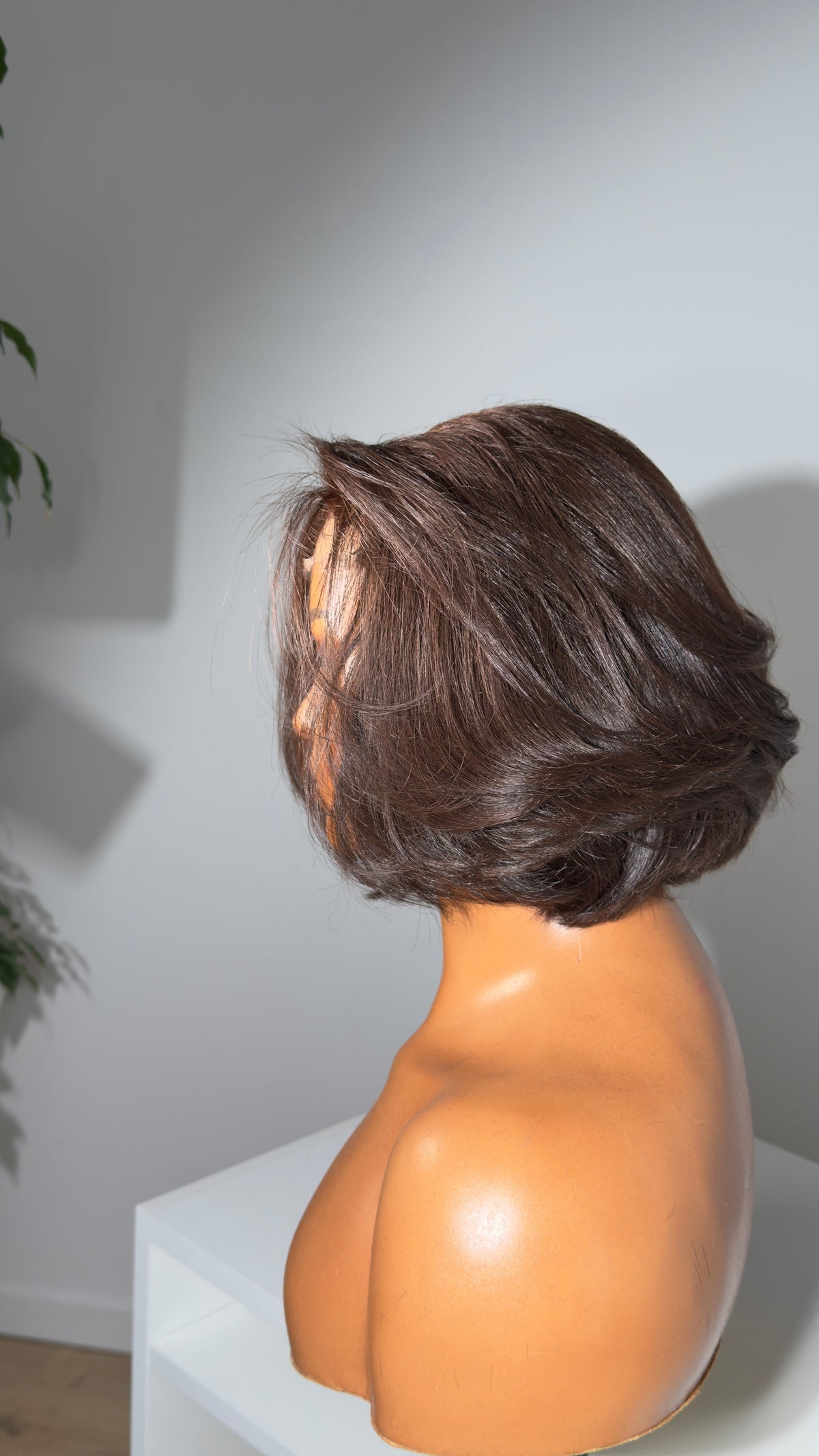 Perruque bob 90s marron, vue de côté – Krône Beauty