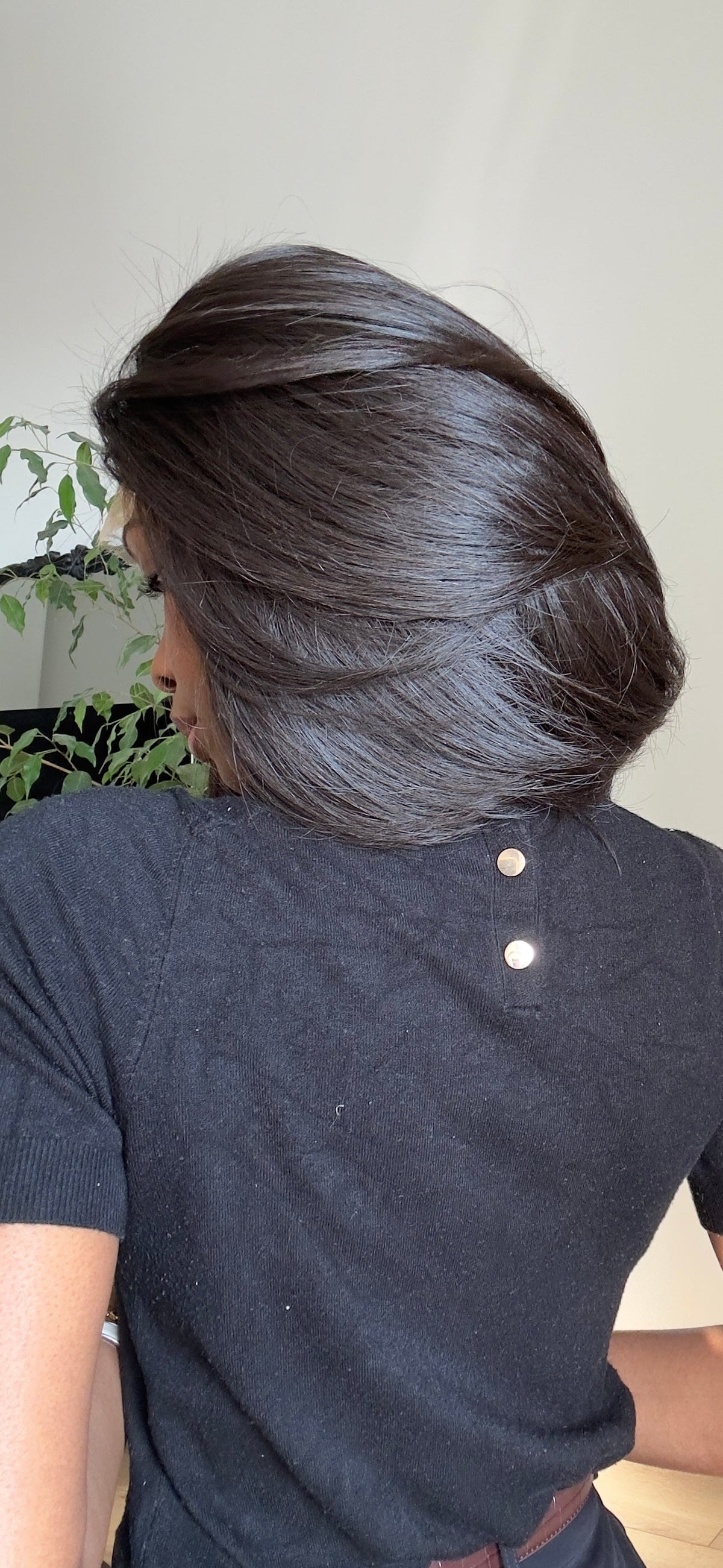 Perruque bob 90s noire, détail closure HD 5x5 – Krône Beauty
